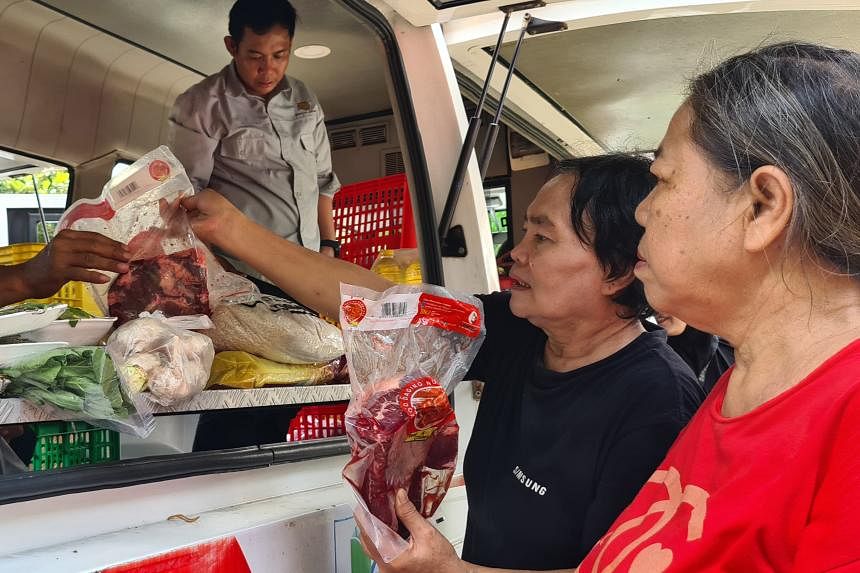 Menjelang Ramadhan, masyarakat Indonesia mencari makanan yang lebih murah karena kenaikan harga