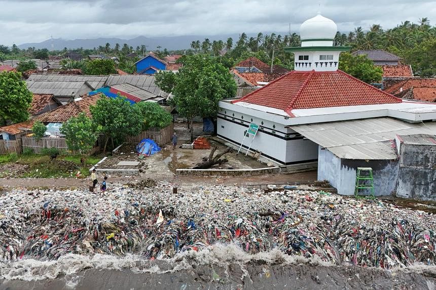 Sebuah desa nelayan di Indonesia berjuang dengan tumpukan sampah yang terbawa ombak