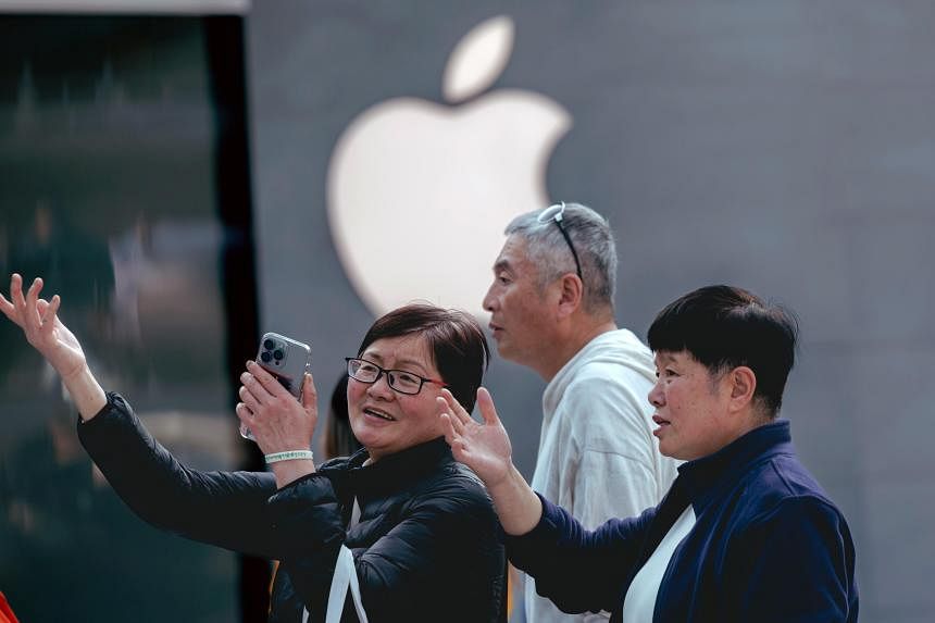 政府数据显示，2月份苹果iPhone在中国的出货量下降了33%