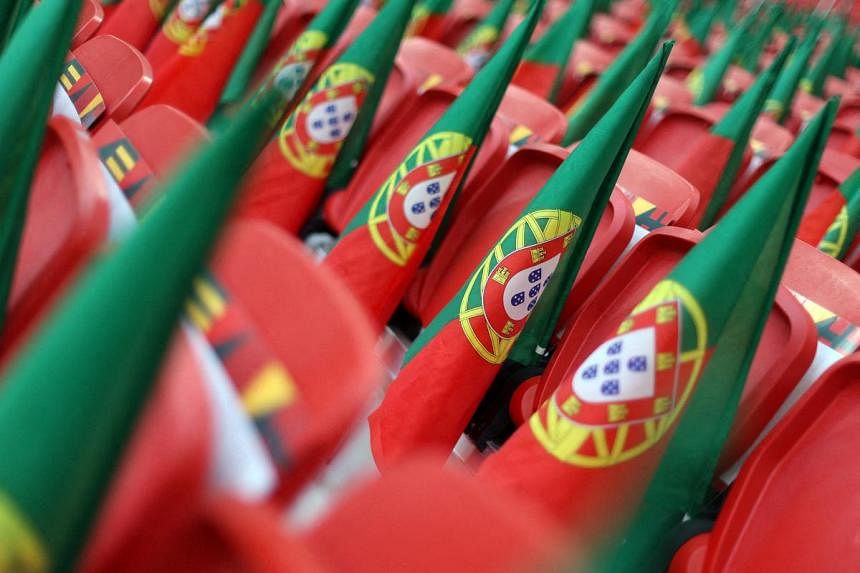 O novo governo conservador de Portugal reintroduz símbolos de estado no logotipo