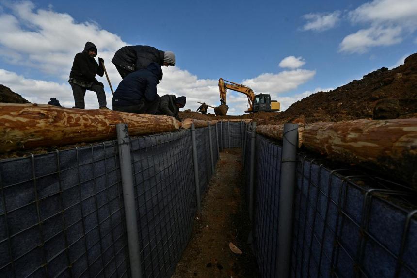 Build Defences Ukrainian soldiers, engineers toil round the clock to build defences ...
