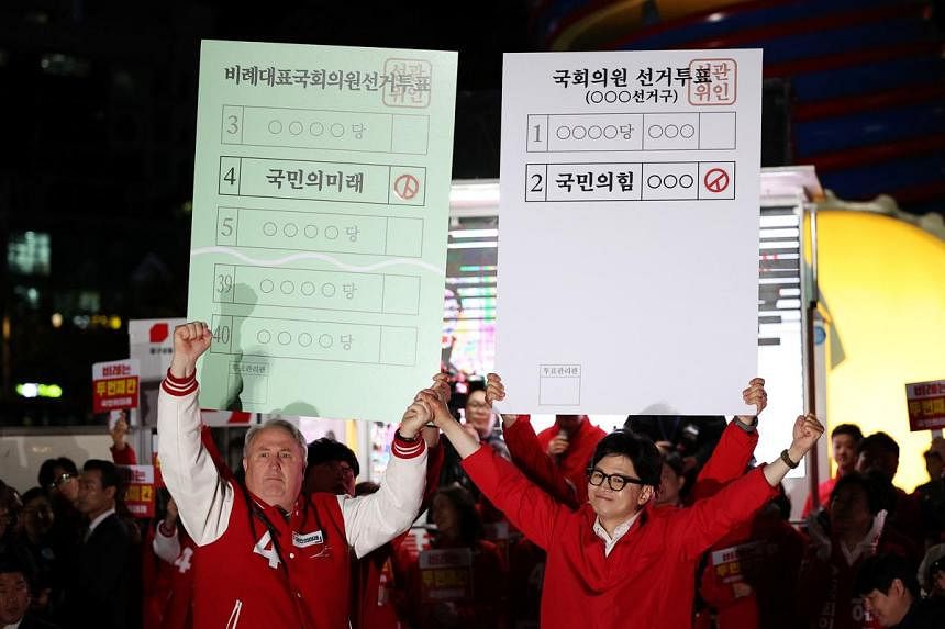 한국 국민들은 선거 후 새 의회를 선출하기 위해 투표하고 있으며, 부패가 선거 캠페인을 지배하고 있습니다.