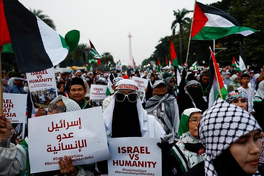 Indonesia menyaksikan krisis Timur Tengah, dan tidak ada warga negara yang dirugikan oleh serangan Iran terhadap Israel