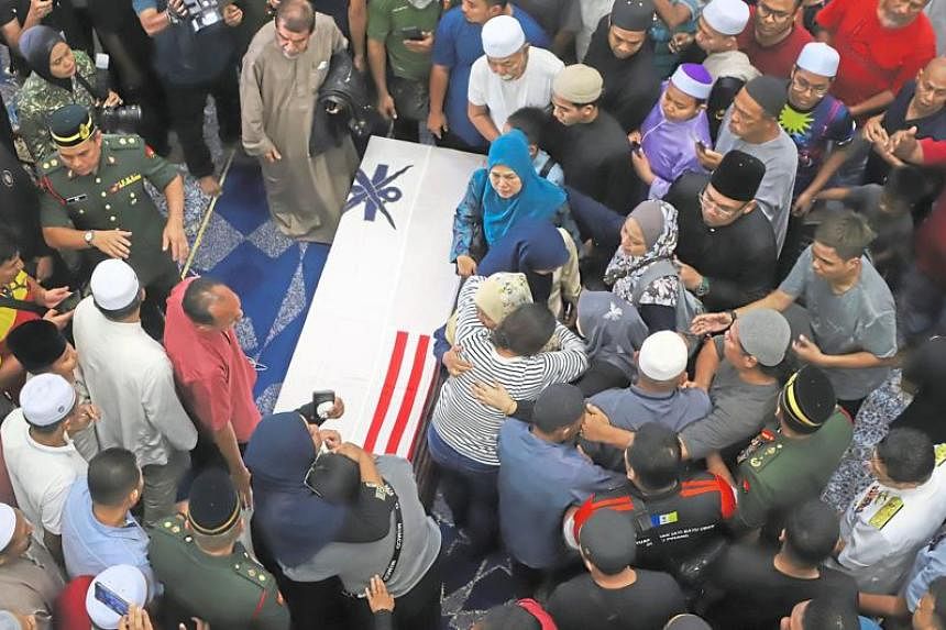 马来西亚直升机失事遇难者安息 – 海峡时报