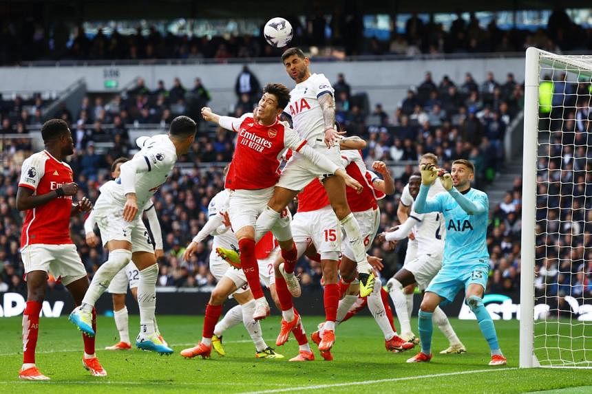 Arsenal hang on to beat Spurs, maintain lead at to
