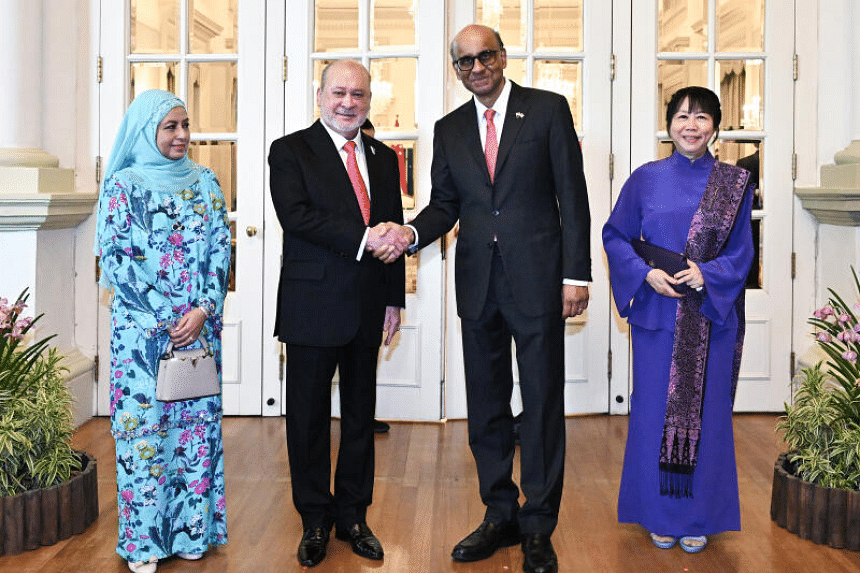 马来西亚国王和王后在新加坡总统府接受仪式欢迎