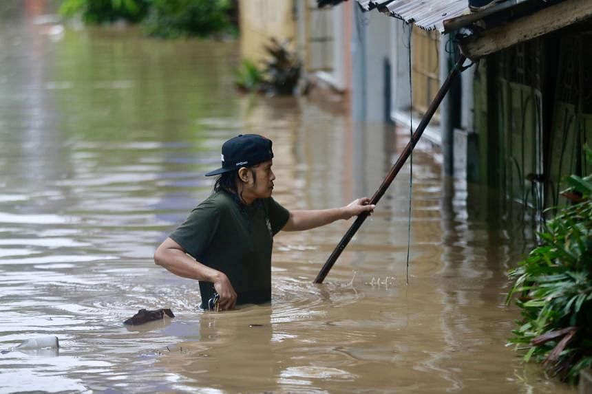 Typhoon kills 3 in Philippines, gains strength as it heads towards