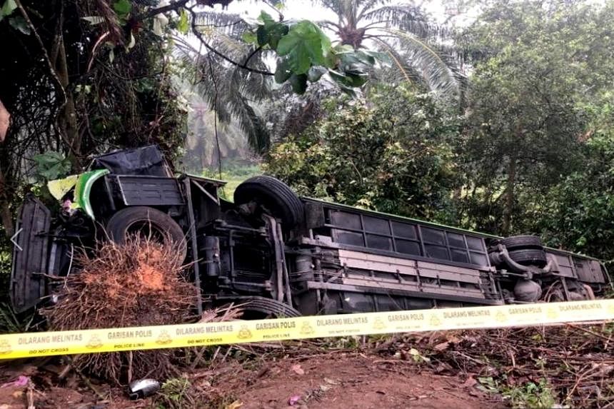马来西亚发生巴士与卡车相撞事故，造成 3 人死亡，36 人受伤 – 海峡时报