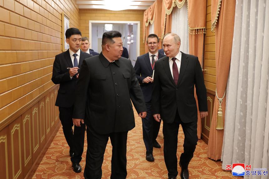 Putin und Kim umarmen sich in Nordkorea und geloben eine neue multipolare ...