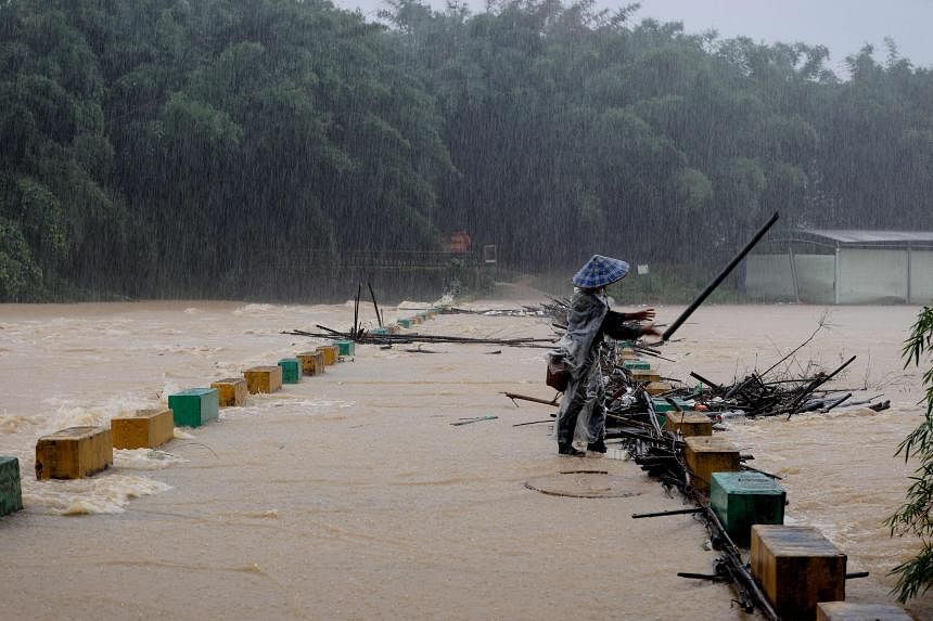Rain lashes southern China as rising rivers threaten more flooding