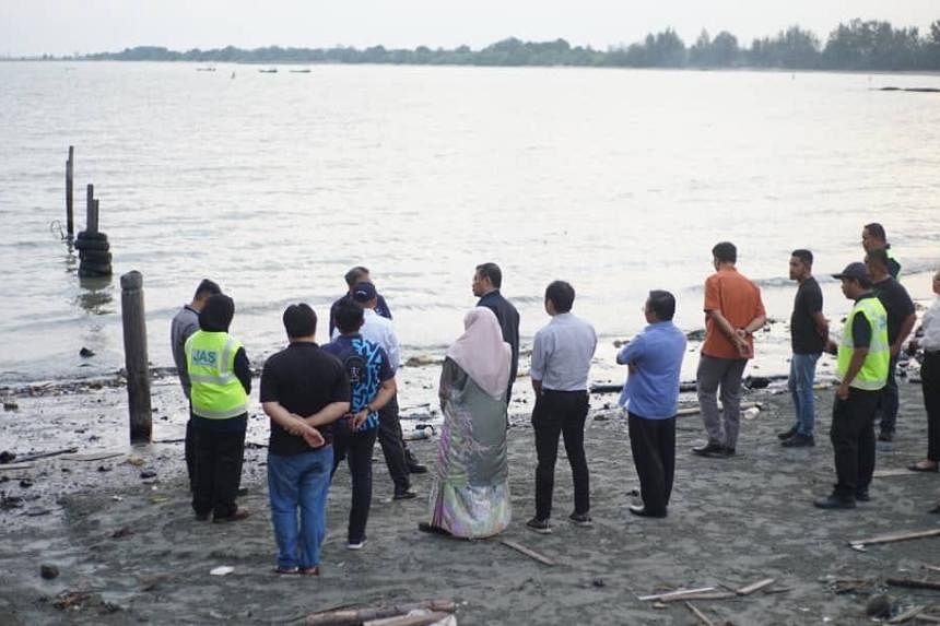马来西亚政府将考虑受漏油影响的柔佛渔民的要求 | 海峡时报