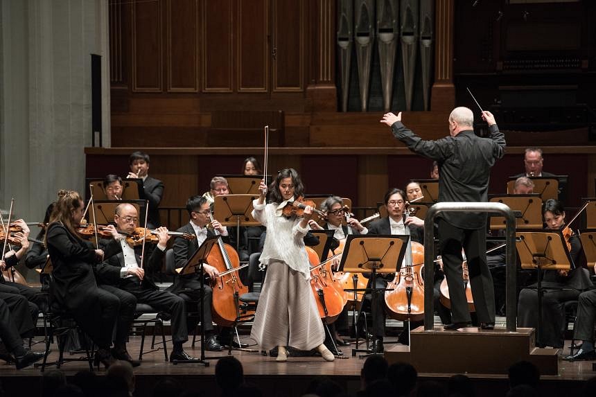 Concert review: Violinist Sayaka Shoji's outsized tone matches SSO in  Brahms programme | The Straits Times