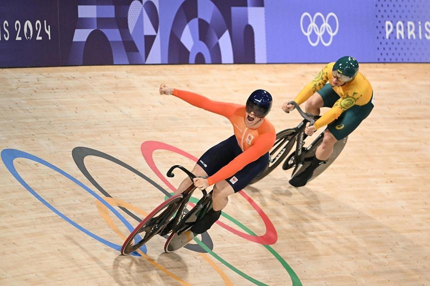 Nederlands wielerkampioen Harri Lavriesen schildert oranje op de baan tijdens de Olympische Spelen in Parijs