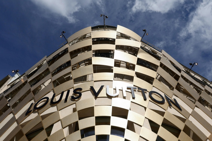 Indignant shopper in China makes Louis Vuitton staff count 110k in