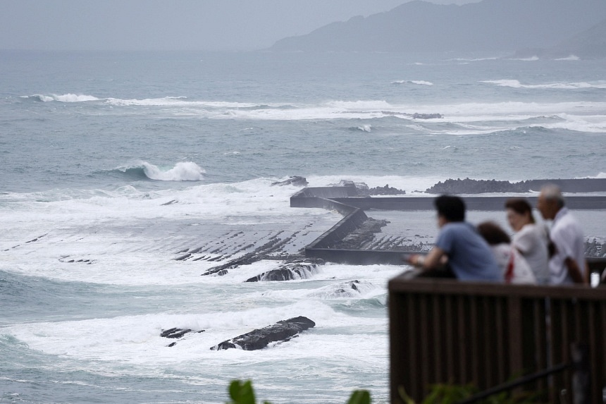 Japan Issues Emergency Warning As Powerful Typhoon Shanshan Approaches ...