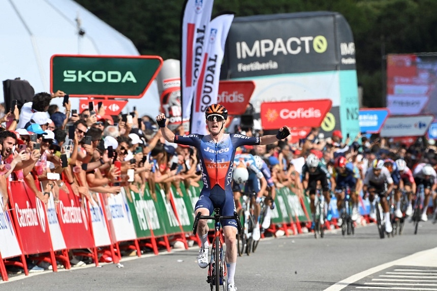 Ireland’s Eddie Dunbar wins 11th stage of Vuelta a Espana after late