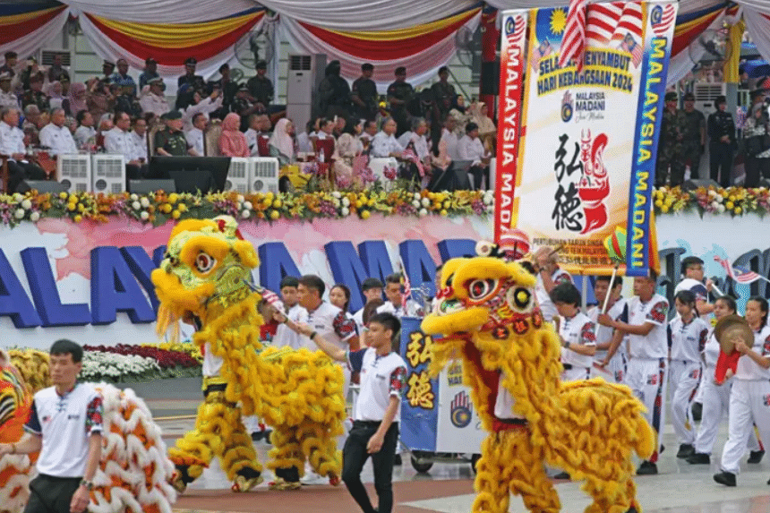 马来西亚举行游行和精彩表演庆祝国庆日