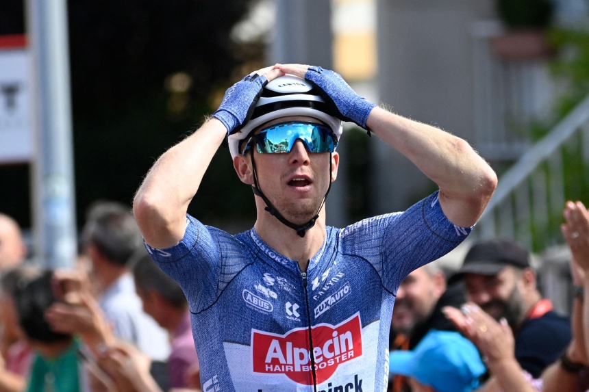 Kaden Groves outsprints Wout van Aert in Vuelta Stage 14, Ben O’Connor