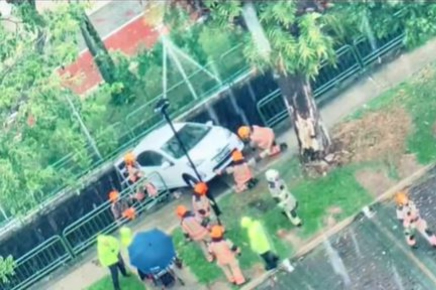 Driver trapped in seat rescued after car accident in Toa Payoh | The ...