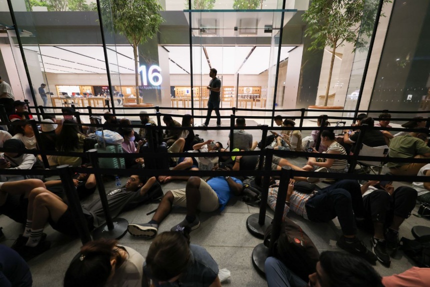 Snaking queues at Orchard Road’s Apple Store ahead of iPhone 16 launch