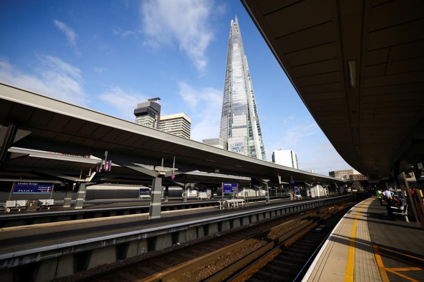 UK police investigating Islamophobic hack of WiFi at train stations