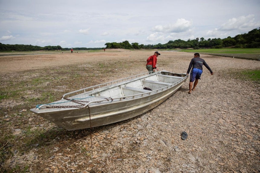 Extreme drought isolates Amazon communities in Brazil | The Straits Times