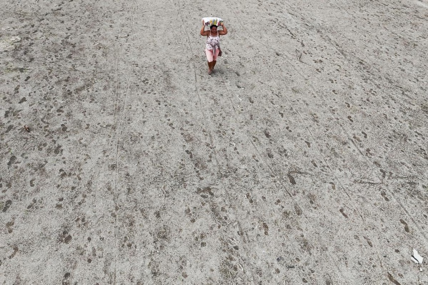 Extreme drought isolates Amazon communities in Brazil | The Straits Times