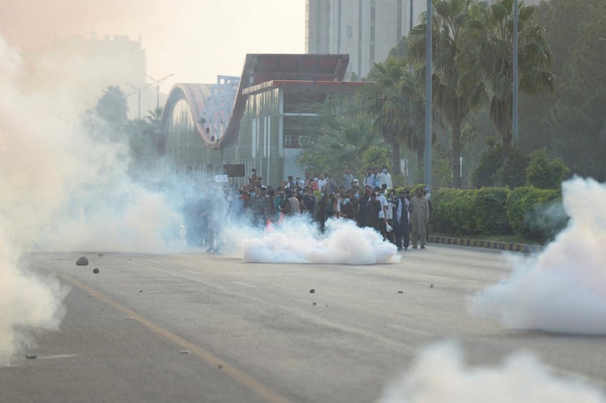 Pakistani police clash with supporters of former Prime Minister Khan in Islamabad