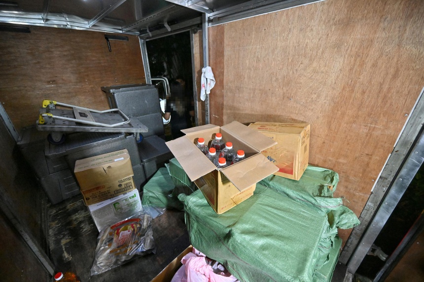 Customs raid 4 nabbed for delivering dutyunpaid liquor, home