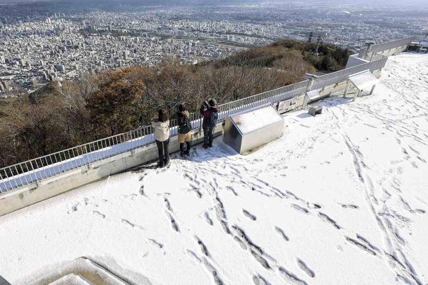 Sapporo sees season’s first snowfall; 22 days earlier than in 2023