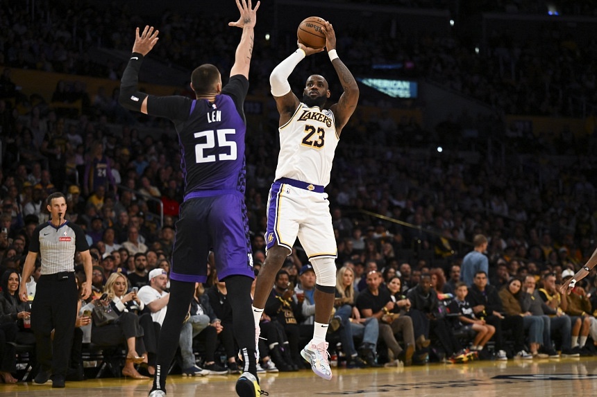 Los Angeles Lakers use 4th-quarter run to top Sacramento Kings, improve to 3-0