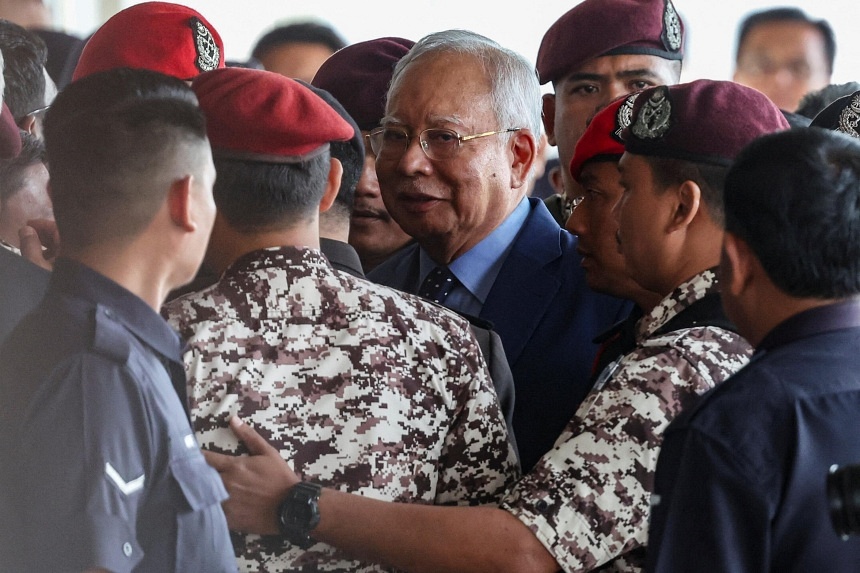 Najib Razak arriving in court