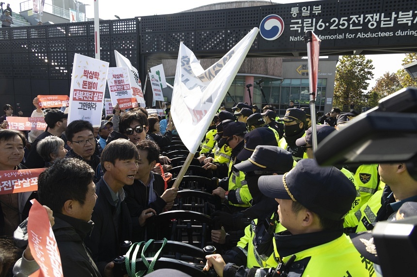 South Korean officials block bid to send balloons carrying leaflets into North Korea