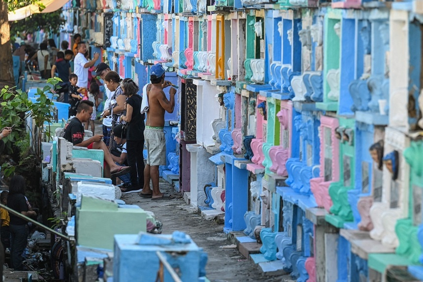 Filipinos brave crowds, flooding for All Saints’ Day cemetery visits