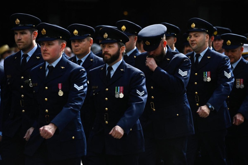 Australia offers troops more cash bonuses to address defence shortfall