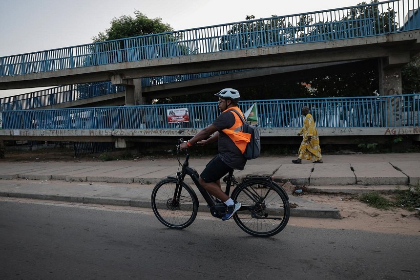 Urban Cycling in Dakar: A Growing Community Amidst Traffic Challenges