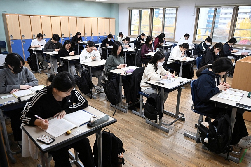 Police mobilise over 10,000 officers for S. Korea’s annual college entrance exam