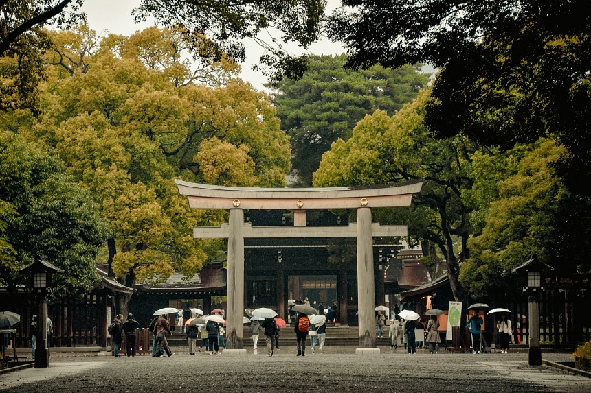 US tourist arrested for defacing Tokyo shrine