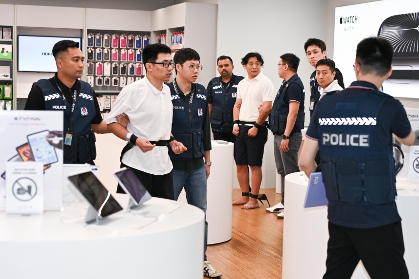 Scam syndicates sending foreigners into Singapore to cheat retailers like Apple Store and Best Denki