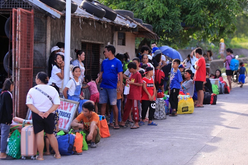 Tens of thousands flee as Typhoon Man-yi nears Philippines