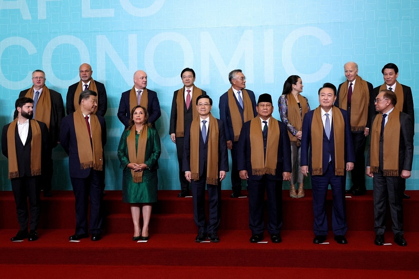 China’s Xi takes spotlight in Apec family photo with Biden off to side The Straits Times