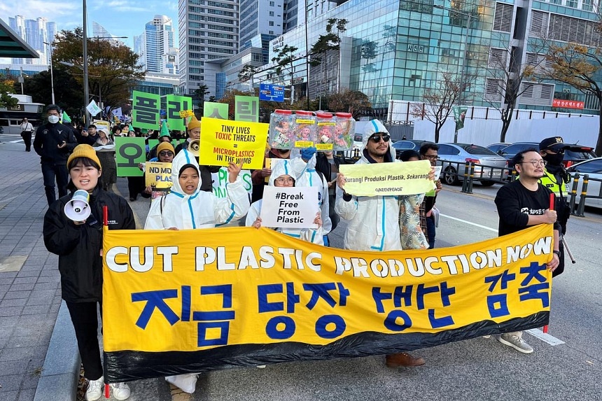 Green activists in S. Korea demand tough action on plastic waste at UN talks