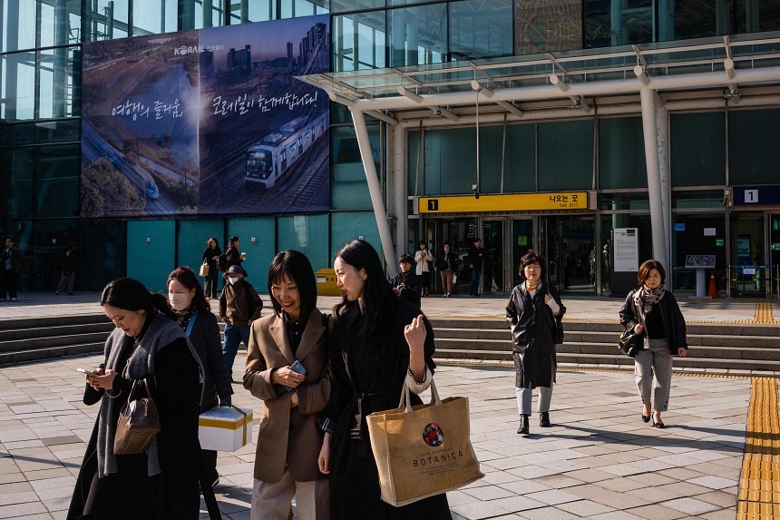 Wealthy S. Korean parents ditch passports to get kids into international school