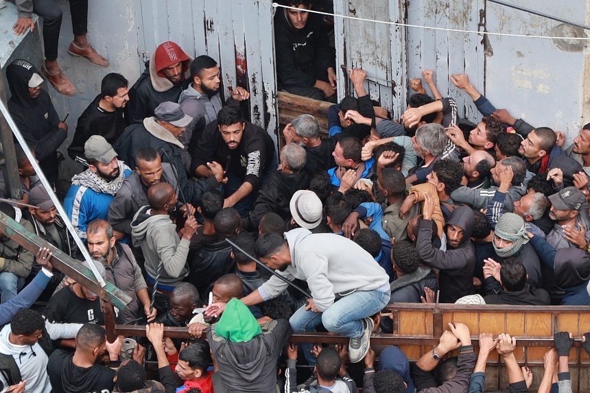 Two women and a child killed in Gaza bread stampede thumbnail