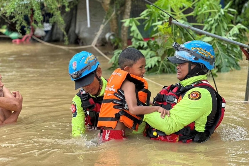 両国がここ数十年で最悪の洪水に見舞われ、タイ南部で12人、マレーシアで7人が死亡
