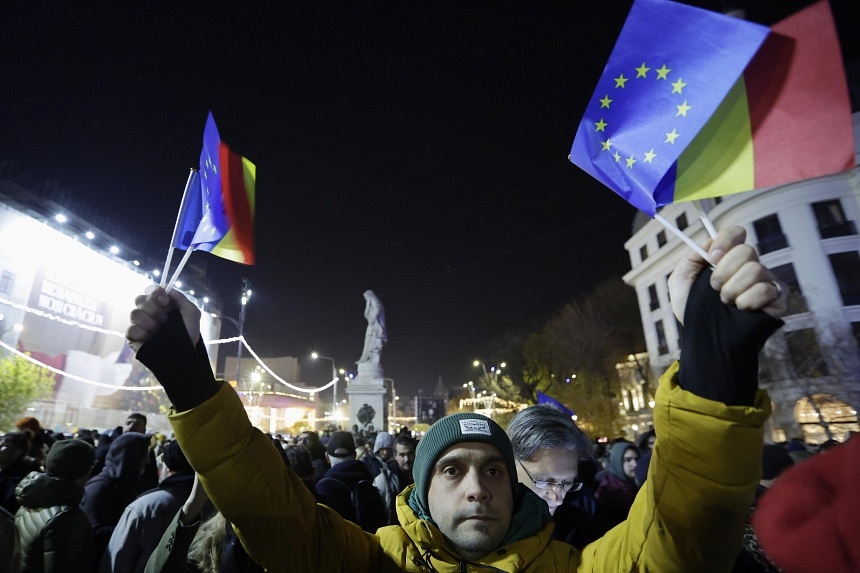 Thousands rally in Romania for proEuropean presidential runner The