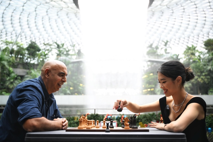 1 woman grandmaster v 3 inept journalists = major humiliation