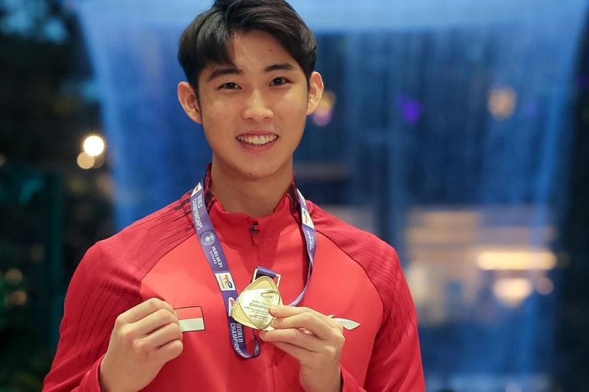 ST Singaporean of the Year 2021: Rising badminton star makes national ...