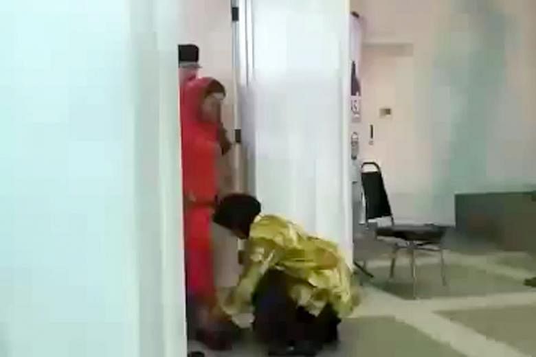 A video clip showing Datin Seri Rosmah Mansor letting a woman bend over to help her slip into her shoes has set the social media abuzz.