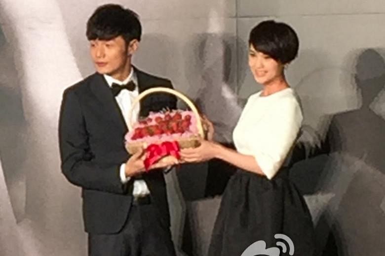 Actress Rainie Yang calls the report about her secret marriage to singer Li a Hungry Ghost Festival story.